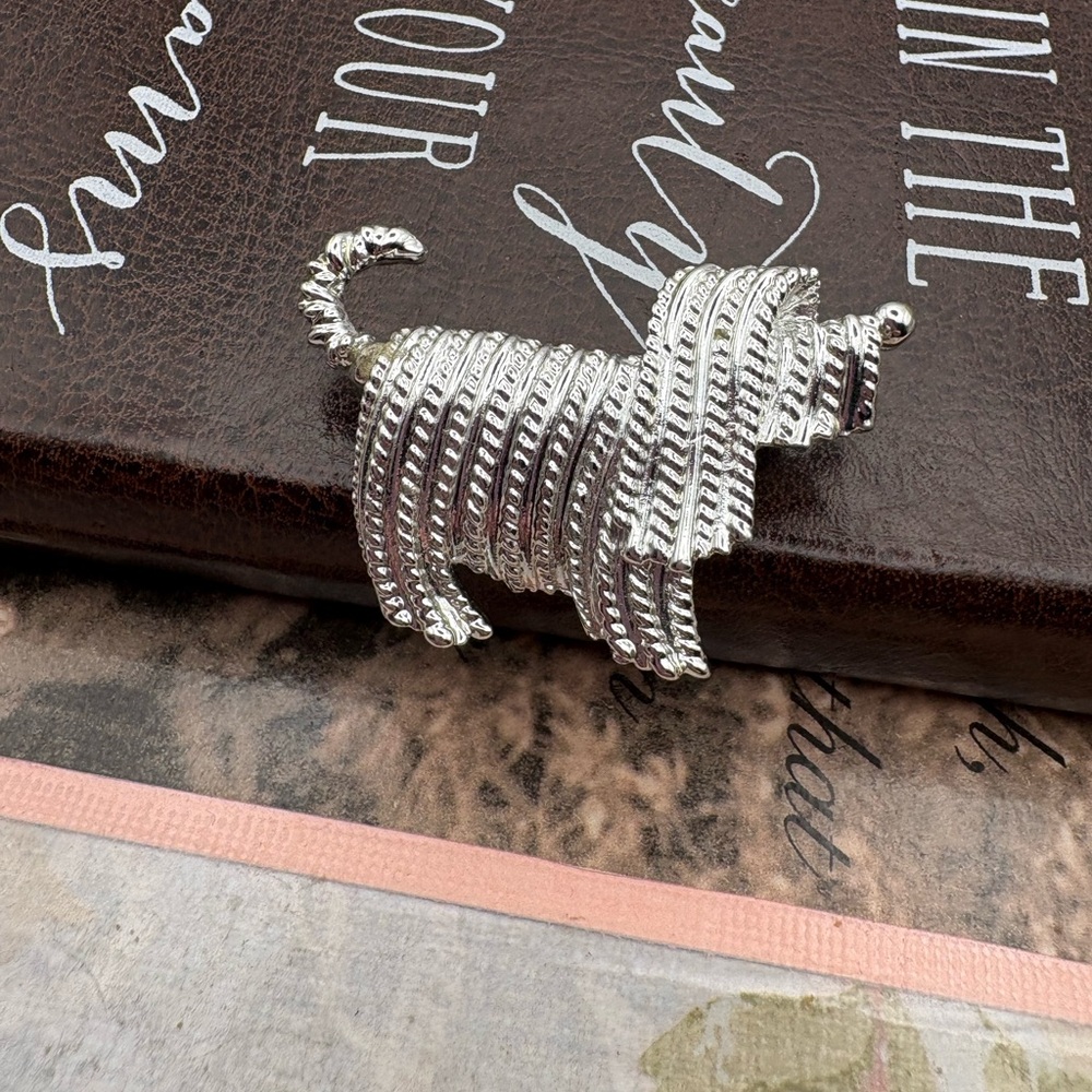Vintage Sarah Coventry Shaggy Dog Brooch Silver Tone Animal Pin - Picture 2 of 5